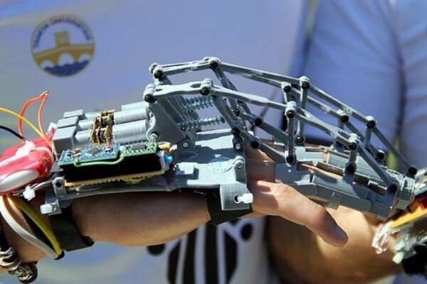 Japon bilim insanları dunyanın en buyuk biyohibrit robot elini gelistirdi