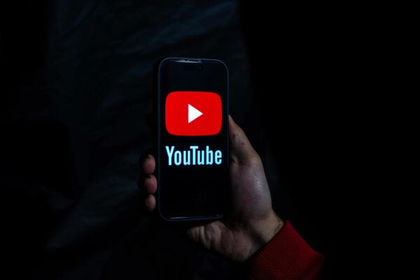 YouTube’dan Yapay Zeka Atılımı: Otomatik Dublaj, Yaş Doğrulama ve Daha Fazlası youtube_phone_holding_red